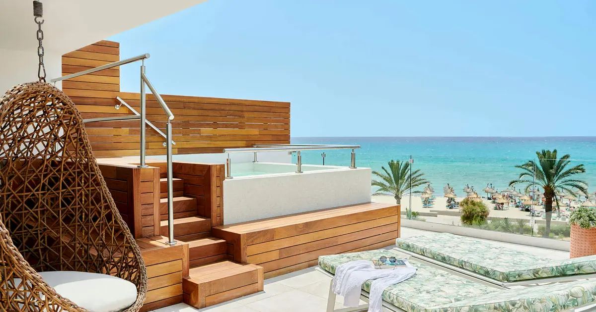 Terraza privada con jacuzzi y vistas a la playa en Iberostar Selection Playa de Palma