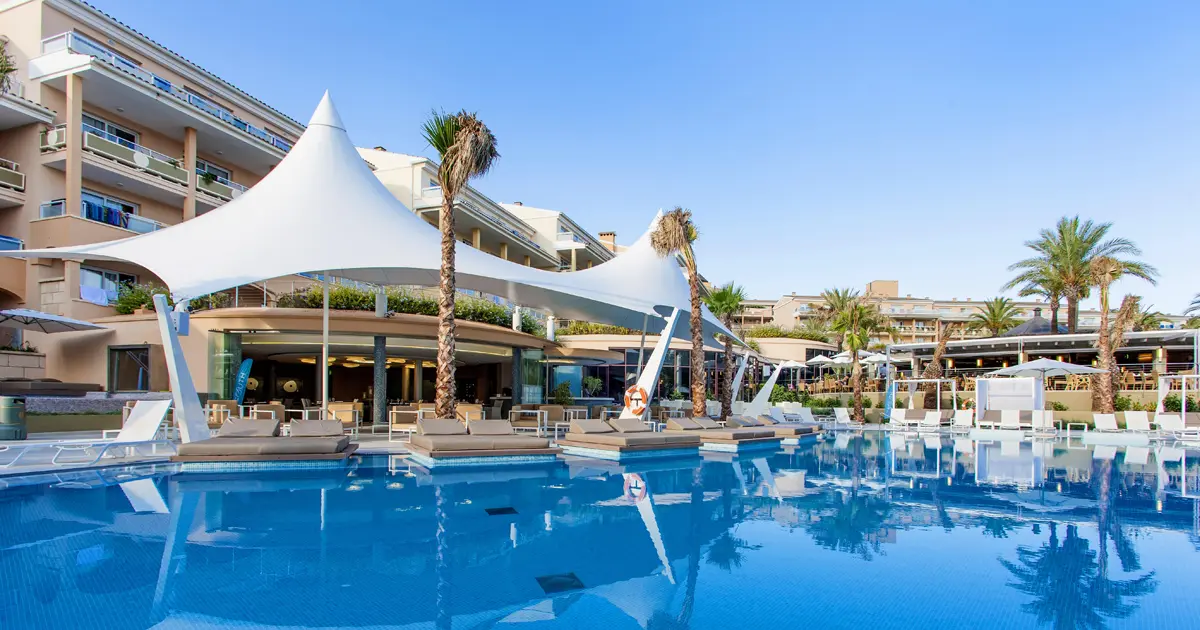 Piscina principal con tumbonas y carpas en Insotel Cala Mandia Resort Porto Cristo