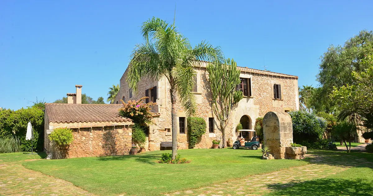 Finca historica y jardines en el hotel de lujo La Reserva Rotana en Manacor