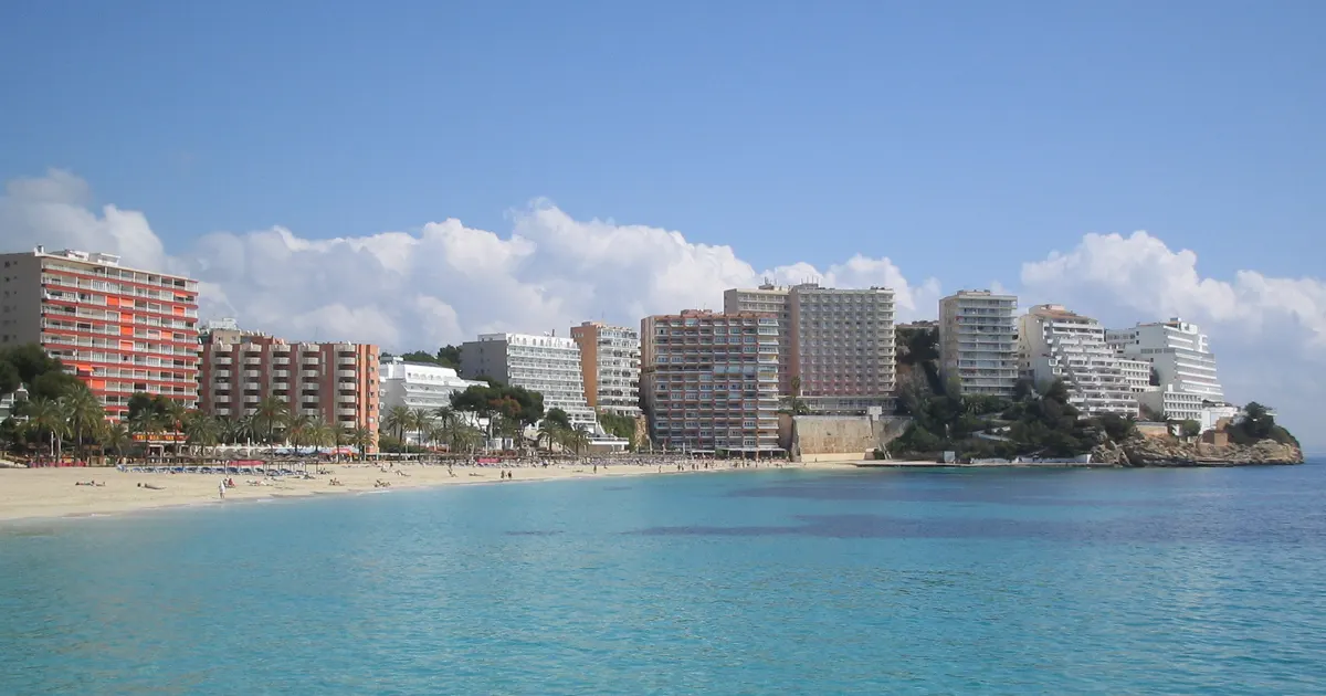 Bahía y playa de Magaluf con aguas turquesas en el suroeste de Mallorca