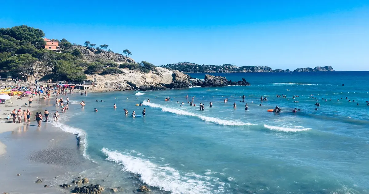Vista panorámica de las playas y colinas de Peguera en el suroeste de Mallorca