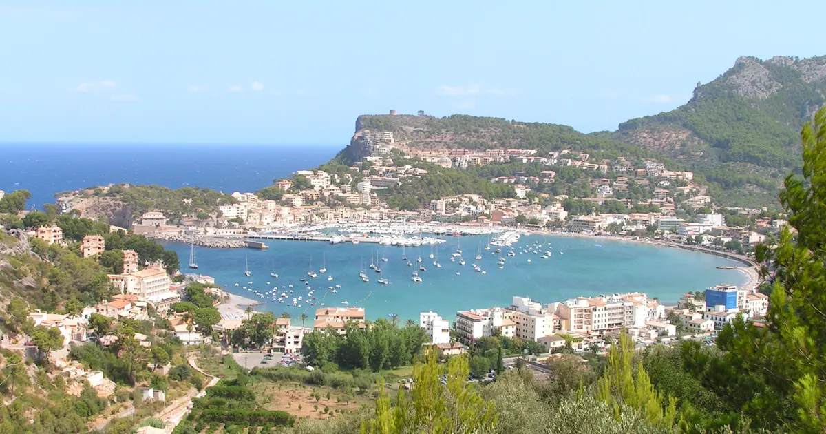 Bahía circular y puerto deportivo de Port de Sóller rodeado por la Sierra de Tramuntana