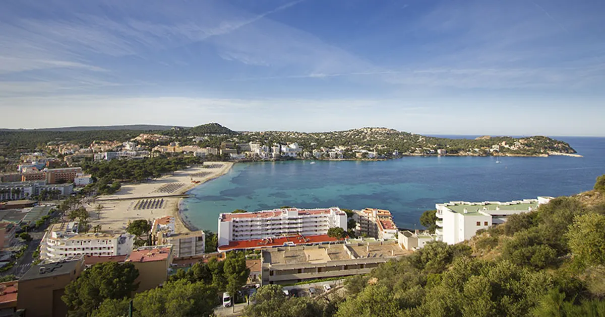 Bahía y playa principal de Santa Ponsa con aguas turquesas y pinar en Mallorca