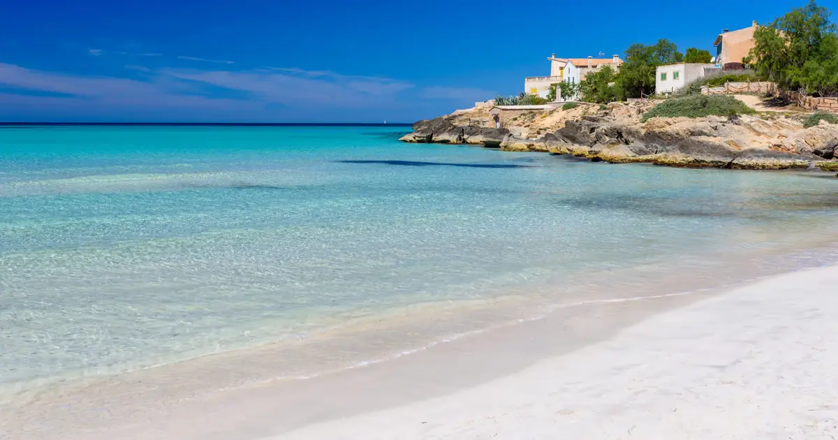 Arenal virgen de arena blanca fina y aguas turquesas en la playa de Es Trenc