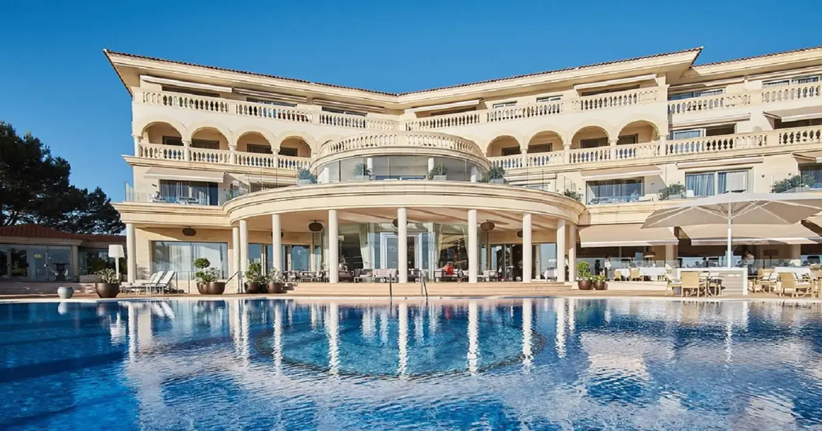 Fachada señorial y gran piscina exterior del hotel solo adultos Pure Salt Port Adriano
