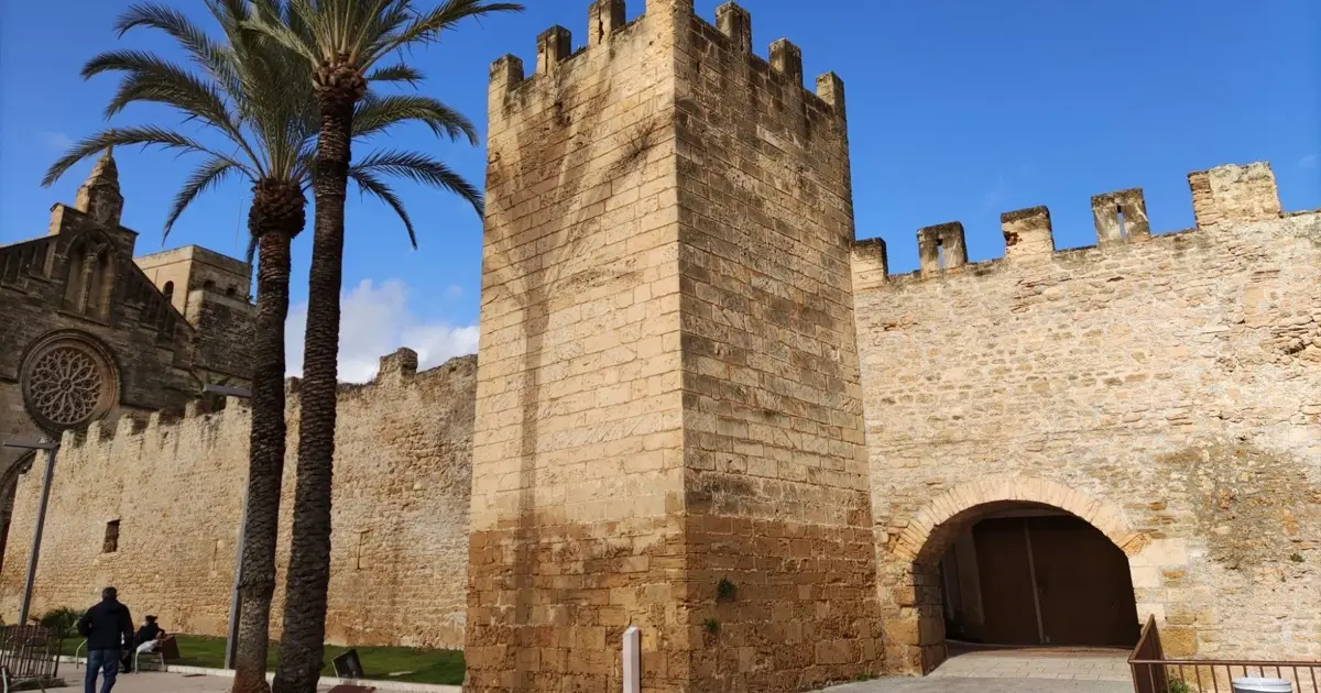 Murallas de piedra e iluminacion en el centro historico de Alcudia