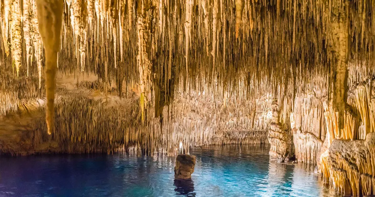 Formaciones de estalactitas en el interior de las Coves del Drach