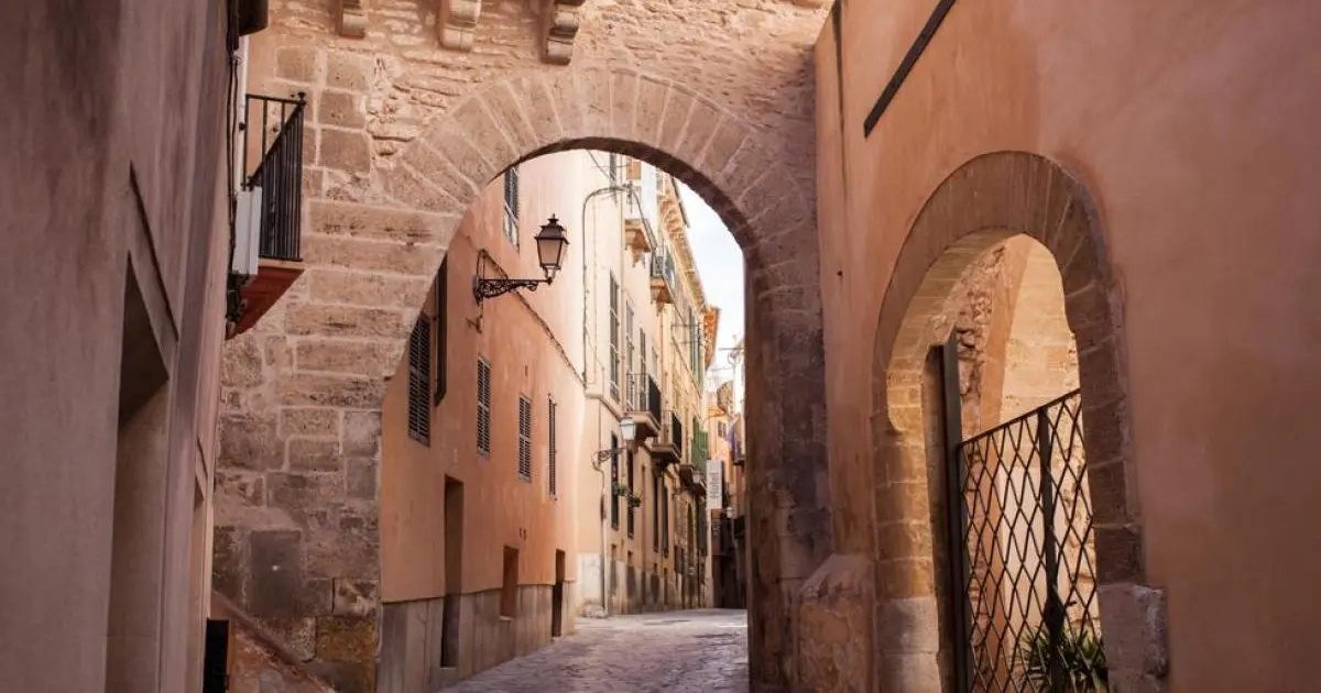 Callejon medieval con arcos de piedra en el casco antiguo de Palma