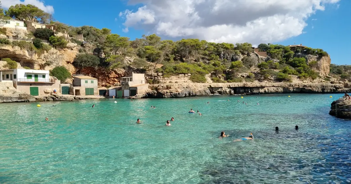 Aguas turquesas entre acantilados en Cala Llombards al sur de Mallorca