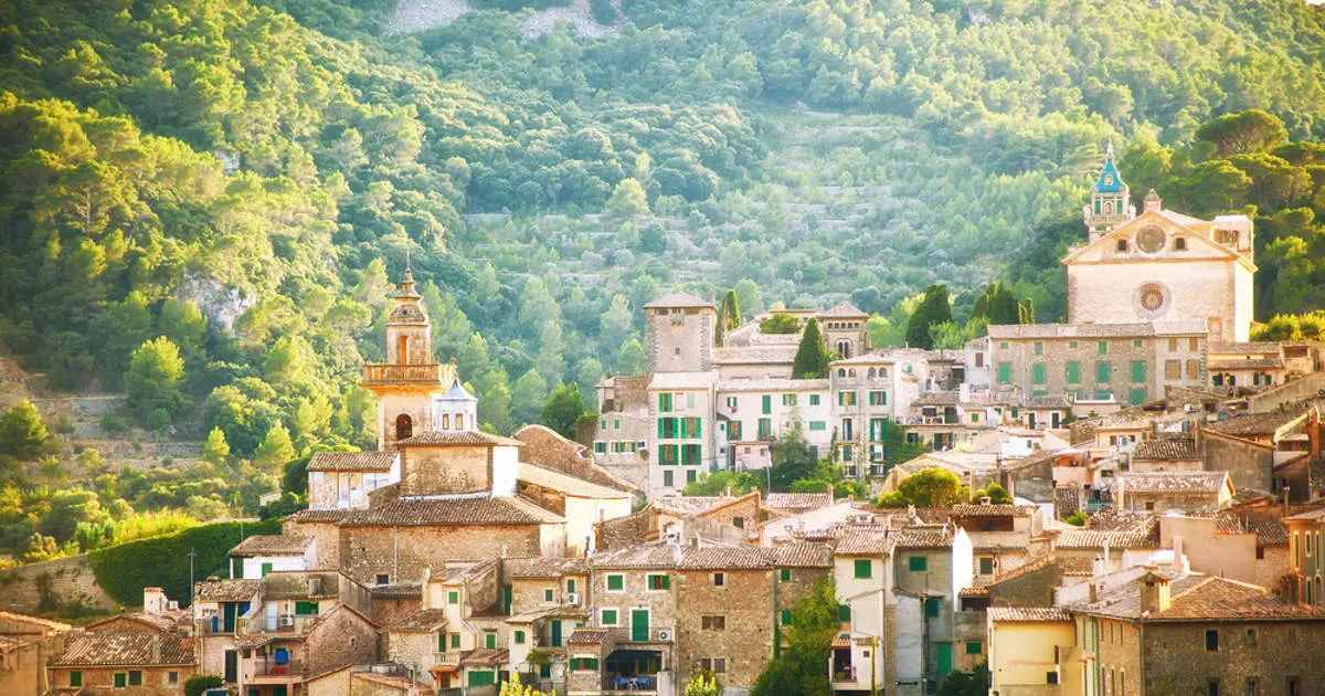 Vista general del pueblo de Valldemossa rodeado de montañas
