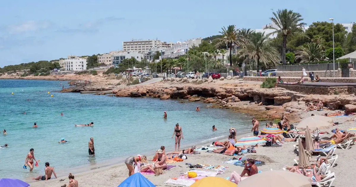 Cala de aguas turquesas encajonada entre acantilados en Calo des Moro