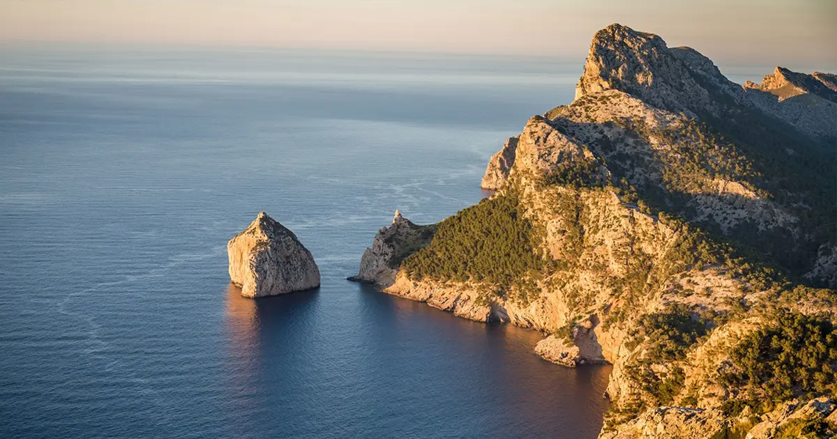 Acantilados verticales del Cap de Formentor cayendo sobre el mar Mediterraneo