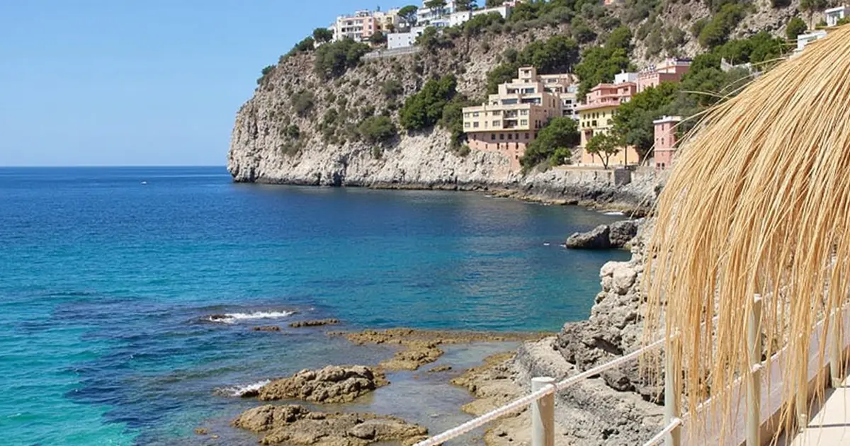 Puerto deportivo y acantilados en Port d'Andratx al sudoeste de Mallorca