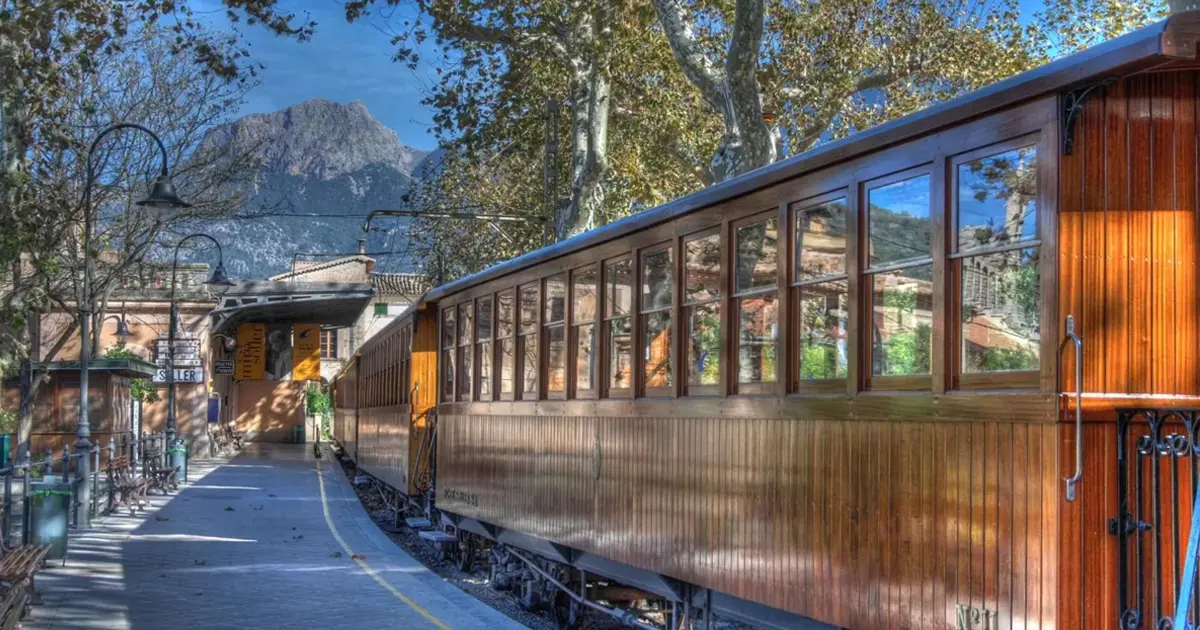 Tranvia de madera atravesando el valle de naranjos hacia Port de Soller