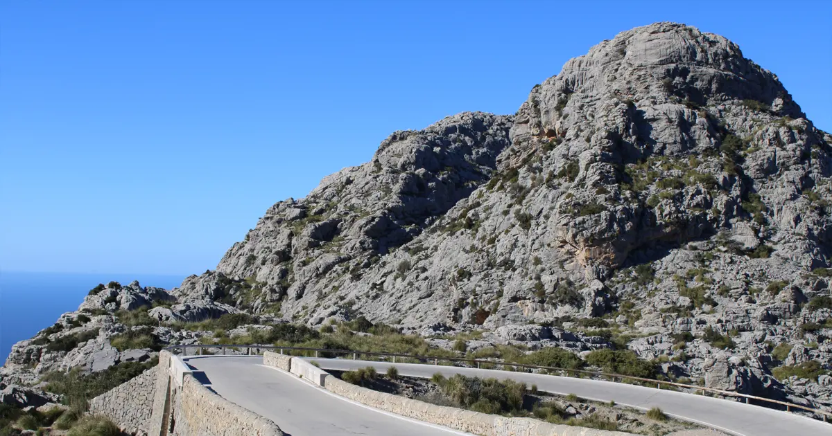 Carretera de montana serpenteante con vistas al mar en la Sierra de Tramuntana