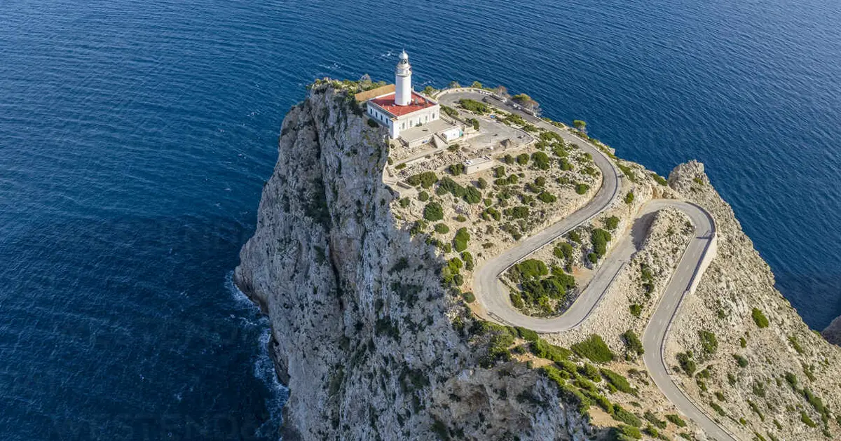 Carretera de acceso al Faro de Cap de Formentor entre acantilados