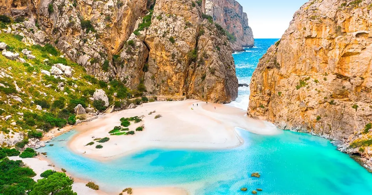 Desembocadura del Torrent de Pareis entre imponentes paredes de roca en Sa Calobra