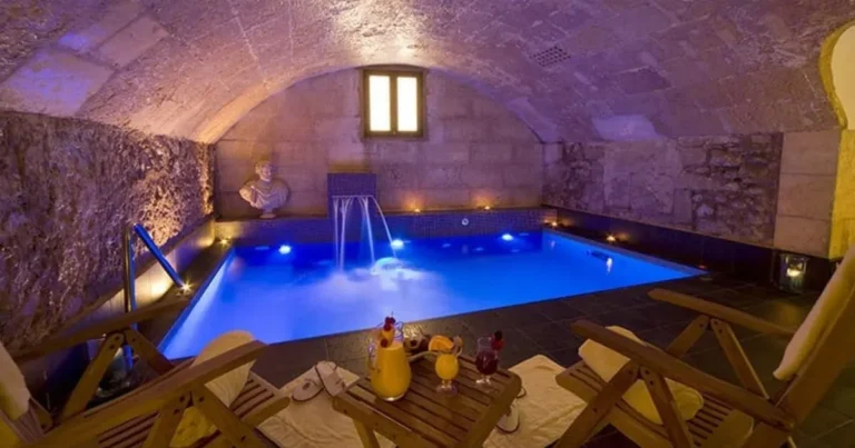 Spa de hotel de lujo en Mallorca con piscina interior y zona de relajación
