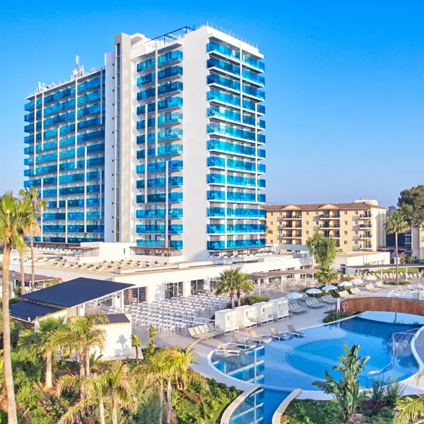 Instalaciones exteriores y fachadas del hotel Tonga Tower en Can Picafort