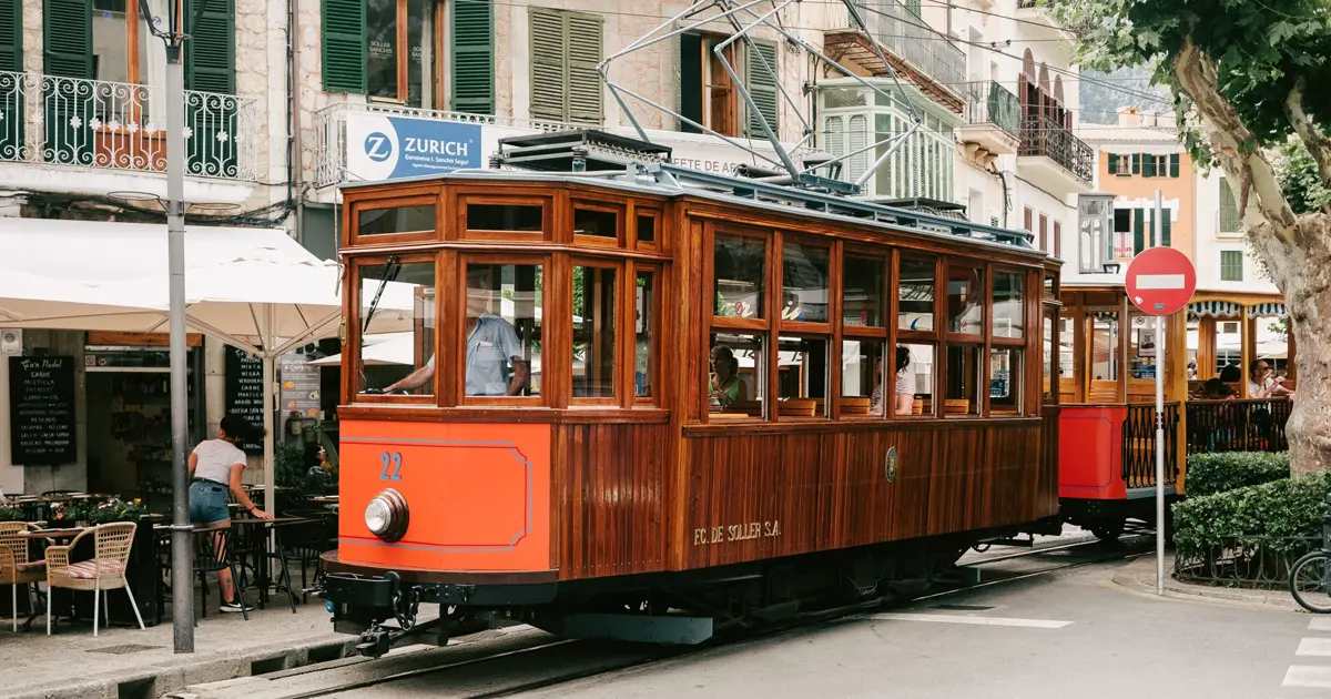 Tranvía histórico de madera circulando por el centro del pueblo de Sóller en Mallorca
