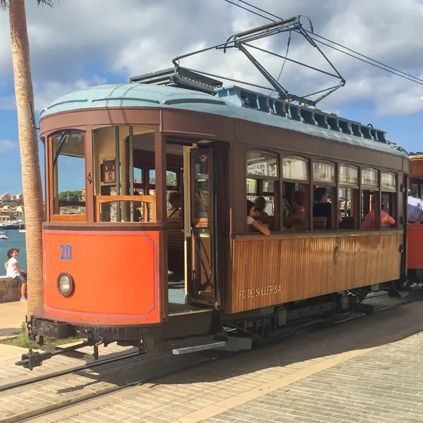 Historico tren de madera de Soller atravesando los paisajes de la Serra de Tramuntana