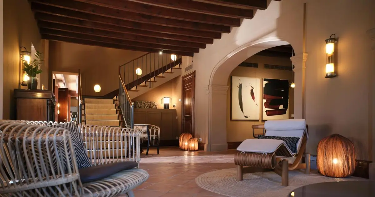 Salón interior de diseño elegante con vigas de madera en Valldemossa Hotel