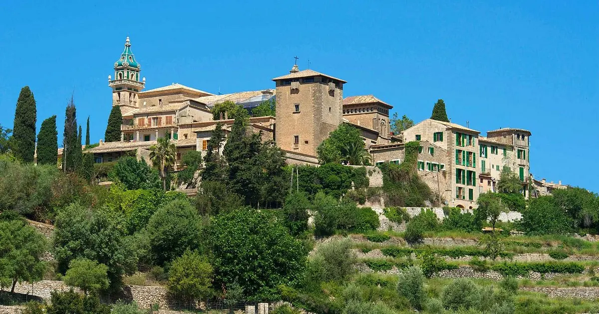 Vista panorámica del pueblo de Valldemossa y la Real Cartuja en la Serra de Tramuntana, Mallorca