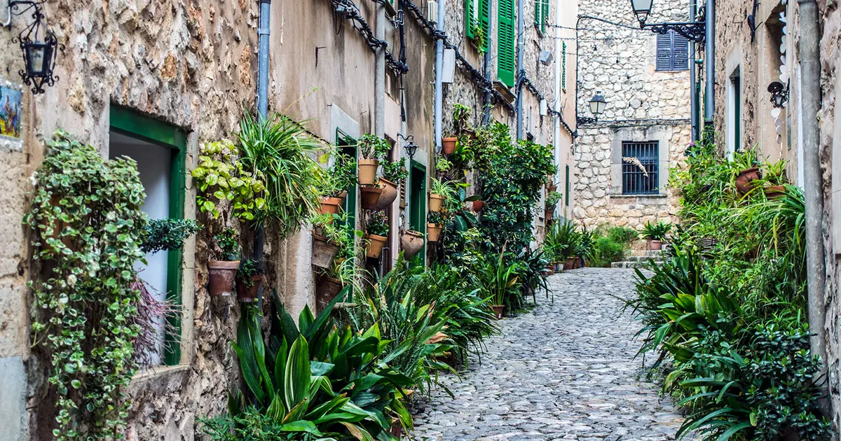 Callejuelas empedradas con plantas y flores en el pueblo de Valldemossa