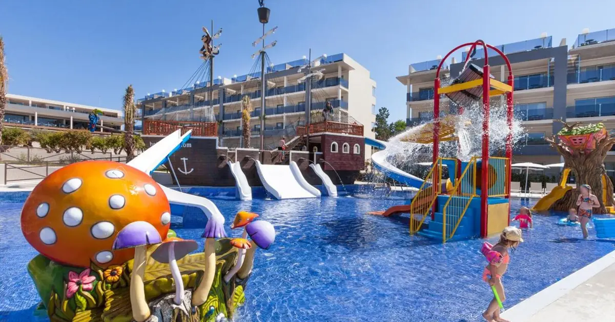 Piscina infantil con barco pirata y toboganes en el hotel Zafiro Palace Alcudia